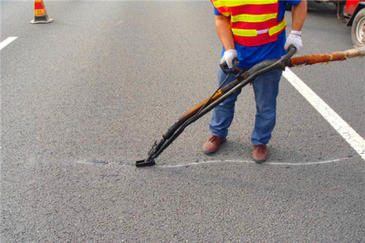 道路灌缝胶如何保证施工现场流程？